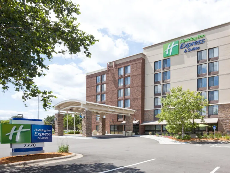 Holiday Inn Express & Suites Bloomington - Mpls Airport Area W